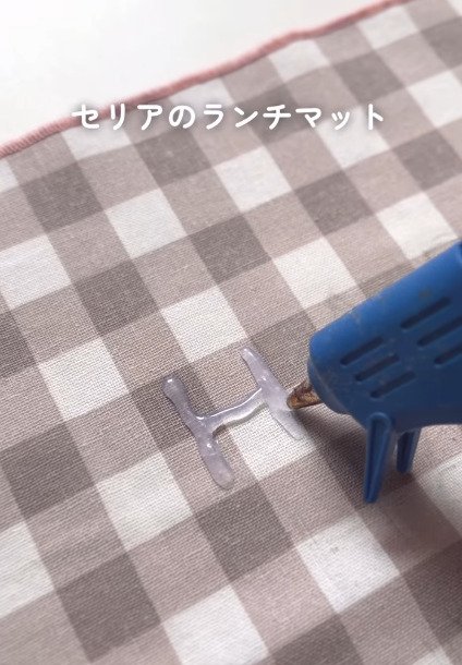 【誕生日アイテムDIY】セリアのランチマット→グルーガンと刺繍でおしゃれタペストリーに！「めちゃ可愛い！」の声