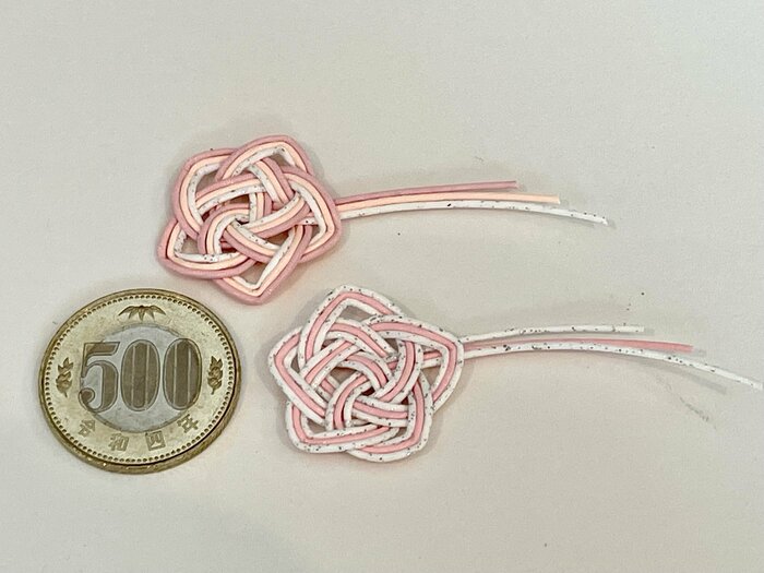 結び目がちょうど500円玉と同じくらいのサイズ