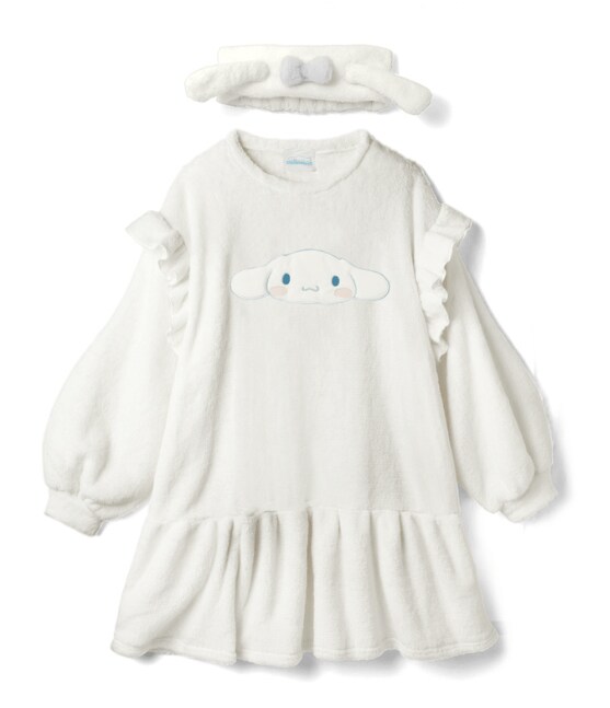 シナモロールをモチーフにした、ふわふわかわいいワンピースタイプのルームウェアです。