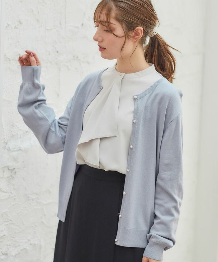 小さめのパールボタンがかわいいニットカーディガン