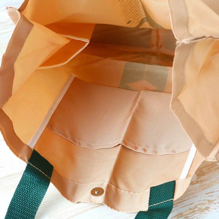 内側にはポケット付き