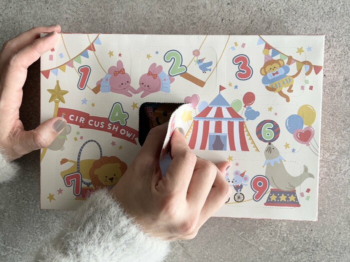 小窓を開けて中身が何か見てみよう!