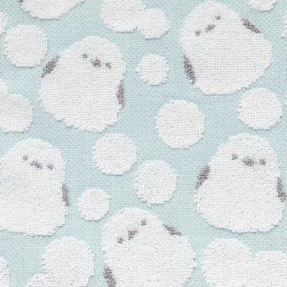 シマエナガの総柄がかわいいハンドタオルです。