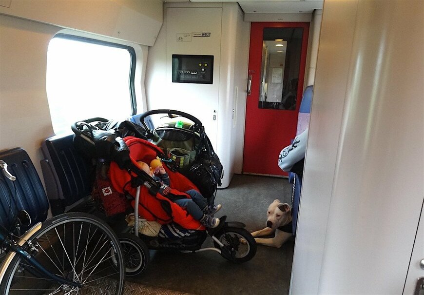 自転車やベビーカーを乗せるための車両（コンパートメント）。ただし、自転車やベビーカーが置かれていない場合は、折り畳み式椅子に乗客は座ることができる。（画像提供：Zover.nl）