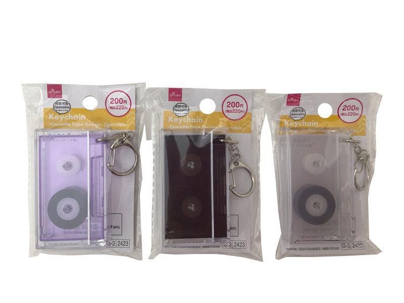 出所：公式通販ダイソーネットストア キーホルダー（カセットテープ風、開閉可能）