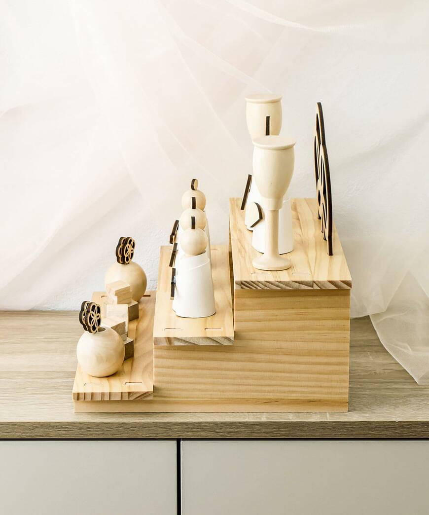 出所：パルグループ公式ファッション通販サイト 3COINS ひな人形3段／ひな祭り