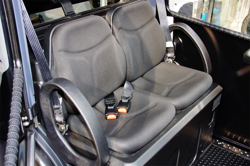 イタリアでは2人乗車できるが、日本の公道では1人乗車の左ハンドル