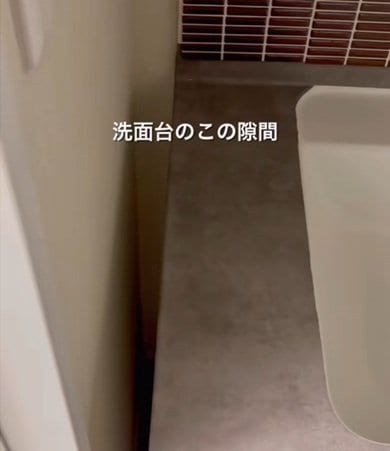 「早速マネさせて頂きます」築25年中古マンション〈洗面台の6cm隙間〉→便利な〈スリム収納棚〉に大変身！反響続々