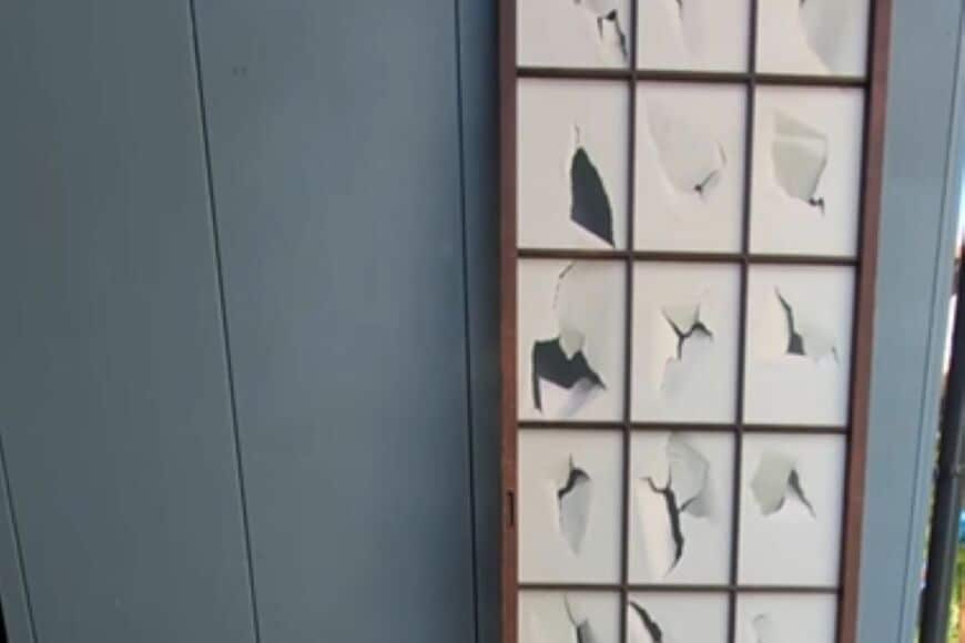 築40年の障子をDIYでリメイクするアイデア。木枠を黒く塗り障子紙の代わりにプラダンを貼ることで、昭和感のある建具が和×ヴィンテージな雰囲気に変わる実用的な工夫