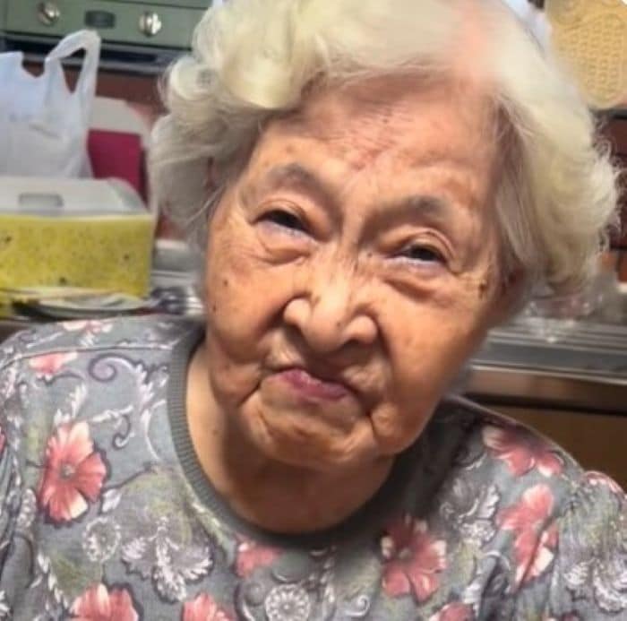 【元大手百貨店員の92歳】おばあちゃんのラッピングテクに衝撃！思わず二度見する美しさが大反響「文字合わせるように折ってる！？」