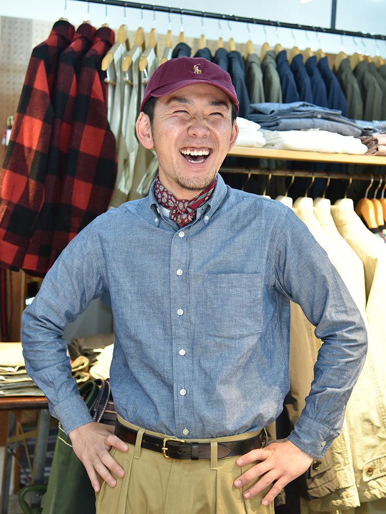 照れながらも首に巻くスタイルを披露してくれた大井さん。コットン地なのでエレガントになり過ぎず、取り入れやすそうだ