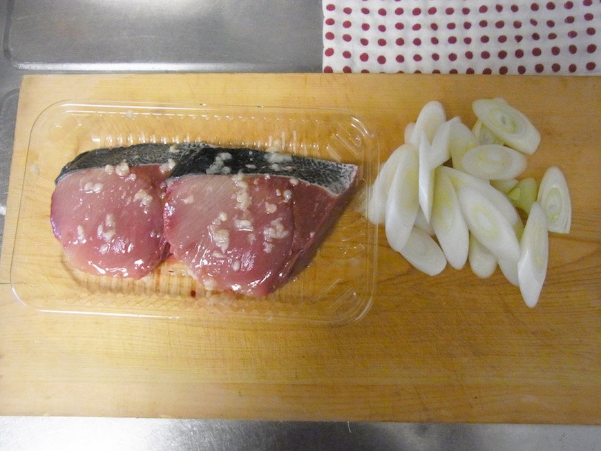 ブリに塩麹をまぶし、ネギを2〜3mm幅で斜めに切る