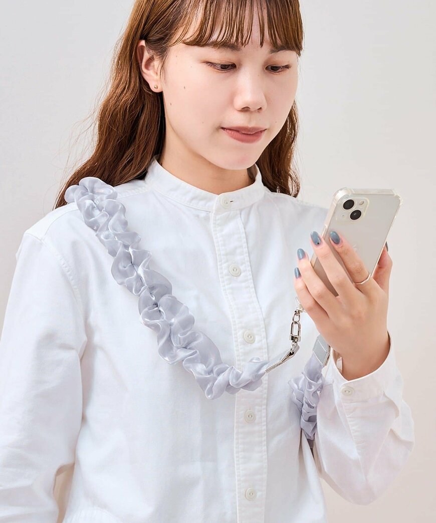 出所：3COINS公式　ラメシアースマホショルダー