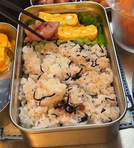 【呑気にイカ焼き弁当】「部活早出なの忘れてた」父の失敗にも優しい高校生息子におくる【愛情弁当】にホッコリ