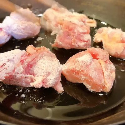 照りが最高！「朝7時に家を出る夫」に作る【鶏の甘酢炒め弁当】食欲をそそる美味しそうな見た目に「真似します」などコメント続々