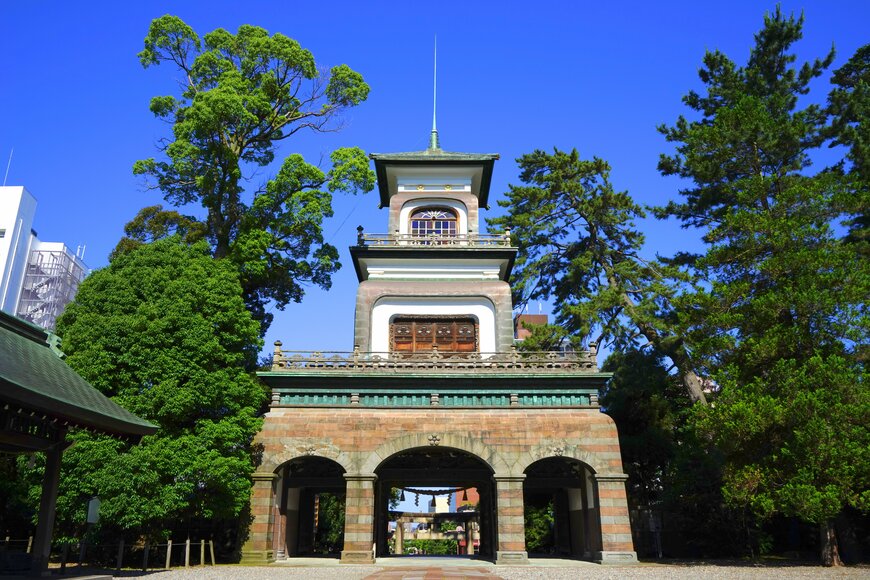 ステンドグラスが目を引く大山神社