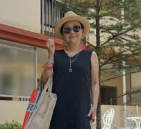 【夏の64歳マダム】ユニクロのリネン混〈ノースリーブ黒ワンピース〉で遊び心あふれる大人の“上品コーデ”を披露