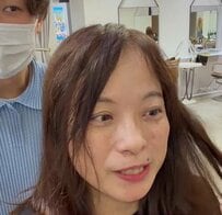 「若返りたい」と来店した愛知の女性が、カットで前髪をつくり、顔まわりにバランスのよいレイヤースタイルにスタイルチェンジ