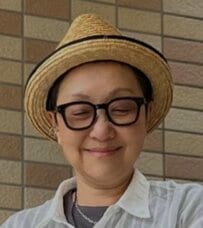 【64歳マダム】「白シャツ×ワイドベイカーパンツ」で爽やかな大人カジュアルコーデ！ラフで涼しげなスタイリングが素敵