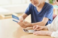 70歳代・二人以上世帯の貯蓄はいくら？平均と中央値から実態を解説「厚生年金・国民年金」平均受給額は？男女差や分布を紐解く