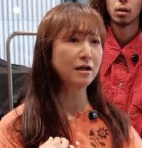 猫っ毛と癖毛に悩むマダムがプロにお任せ！→縮毛矯正で自然なツルツル〈ストレートヘア〉に！「最高です」と笑顔