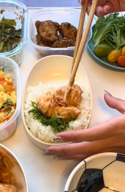 ご飯の中央に鶏マヨをたっぷり乗せる
