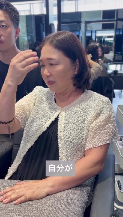 髪の悩みを話す女性