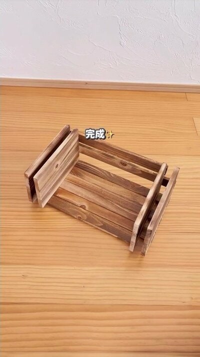 完成した杉板の本立て