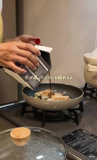 焼き上がった肉巻きにたれを注いでいく