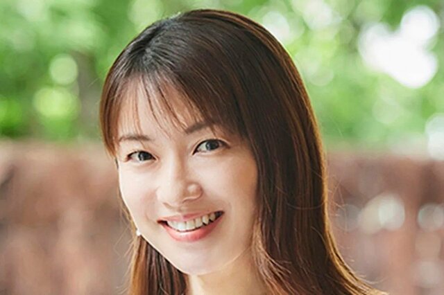 内山理名 子どもとの穏やかな散歩姿に反響「絵になる光景」「スタイル維持されていて凄い」の声 夫は吉田栄作、2025年9月に第1子出産を発表