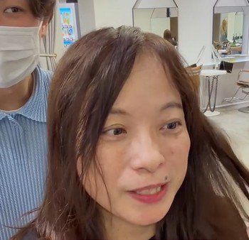 「若返りたい」と来店した愛知の女性が、カットで前髪をつくり、顔まわりにバランスのよいレイヤースタイルにスタイルチェンジ