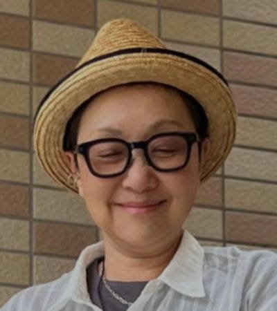 【64歳マダム】「白シャツ×ワイドベイカーパンツ」で爽やかな大人カジュアルコーデ！ラフで涼しげなスタイリングが素敵