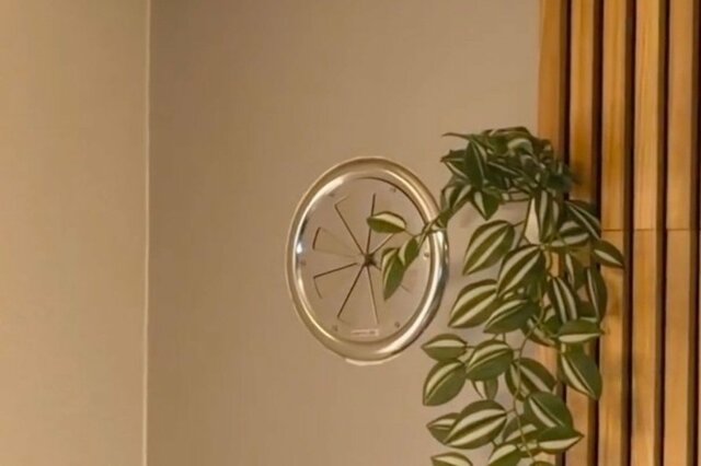 【築古賃貸DIY】目立つ換気口どう隠す？　「インテリア棚」を設置してお洒落に隠す裏ワザに驚き