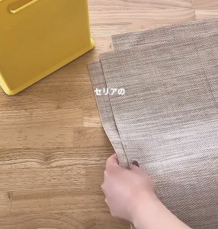 【100均DIY】普通の〈白い収納ボックス〉が…セリアのランチョンマットで「夏仕様の涼しげ収納」に変身！