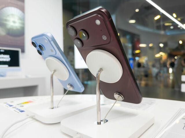 「懐かしい大きさだと思ってたけど」最新スマートフォンと平成の遺物を並べた結果に「嘘だと思ったらマジだった」