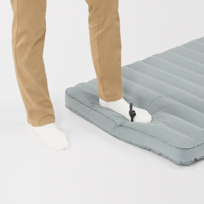 ただ足で踏むだけでマットレスが膨らんでいきます