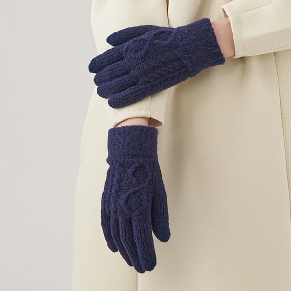 天然シルクの蛋白を生地にコーティングしており、肌ざわりのよさも抜群な手袋