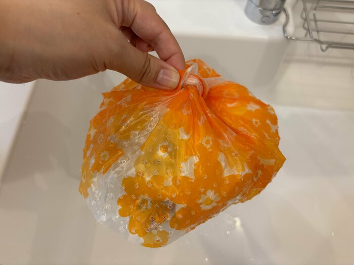 ゴミ袋の口を縛ってみましたが、少し結びにくい印象でした