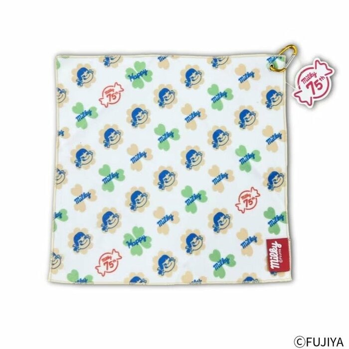 クロスの角には便利なカラビナが標準装備