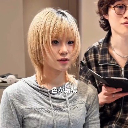 女性「髪切れてもいい」と覚悟のハイトーン＆デザインカラーでイメチェン！「めっちゃ可愛い」と満足そう