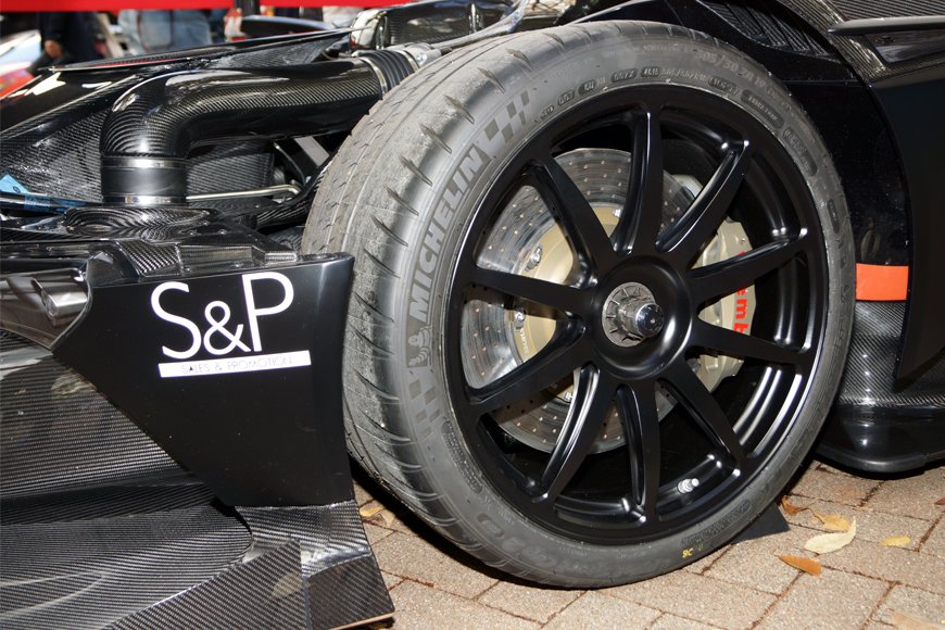 タイヤはミシュランでサイズはフロント305/30R19、リア345/30R19