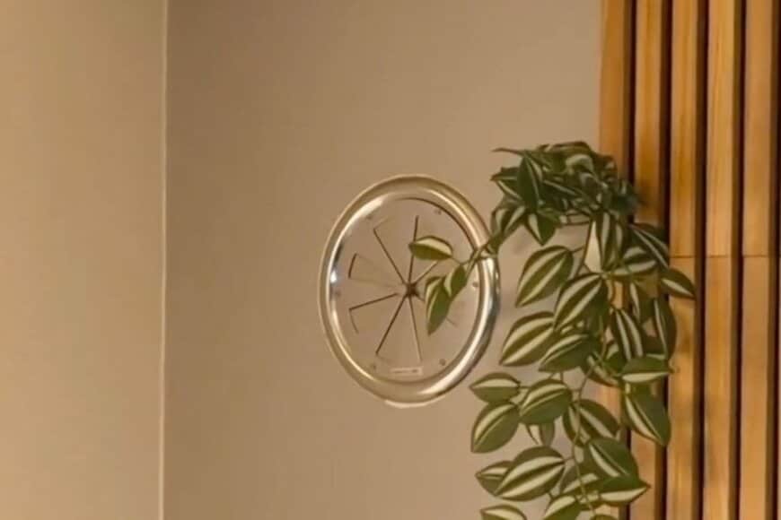 【築古賃貸DIY】目立つ換気口どう隠す？　「インテリア棚」を設置してお洒落に隠す裏ワザに驚き