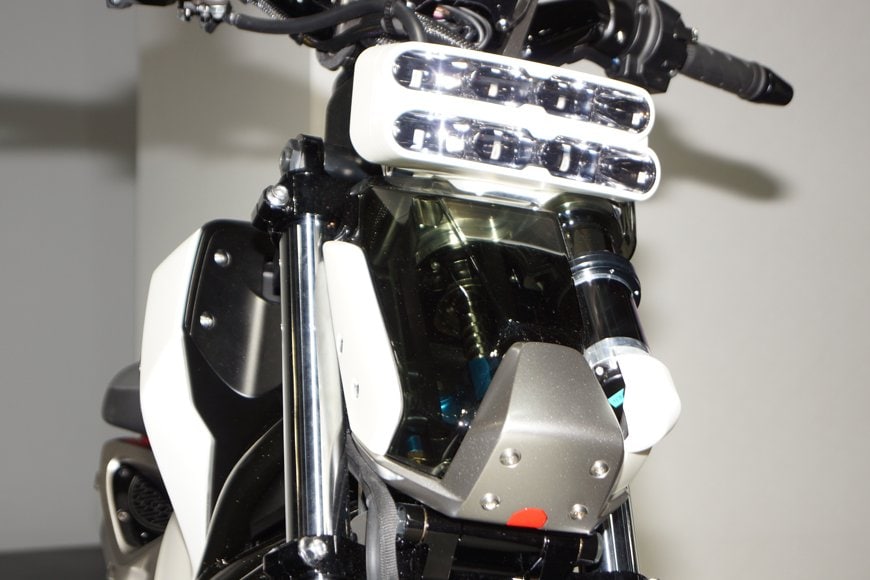 内蔵されたモーターにより自立をアシストする。