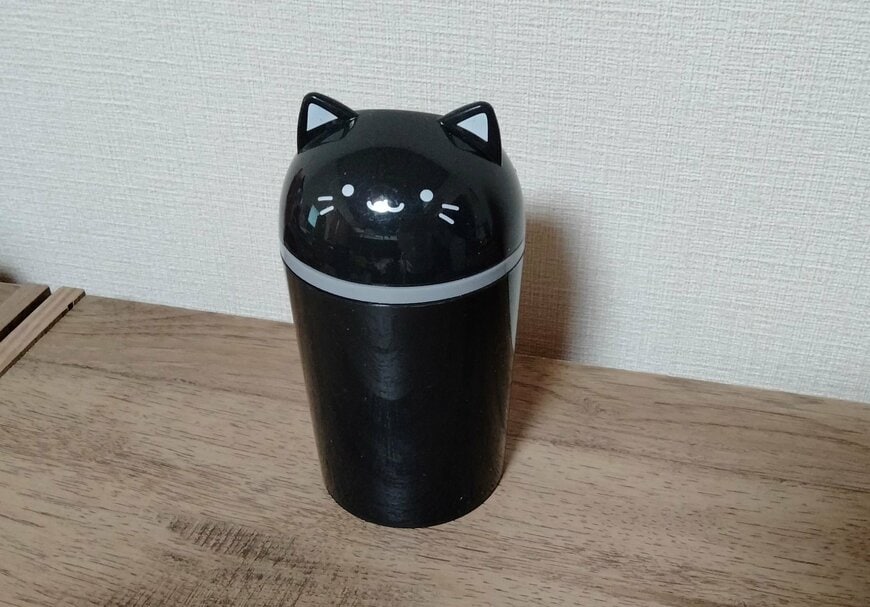 筆者撮影（セリア、ふた付 卓上ゴミ箱 ねこ）