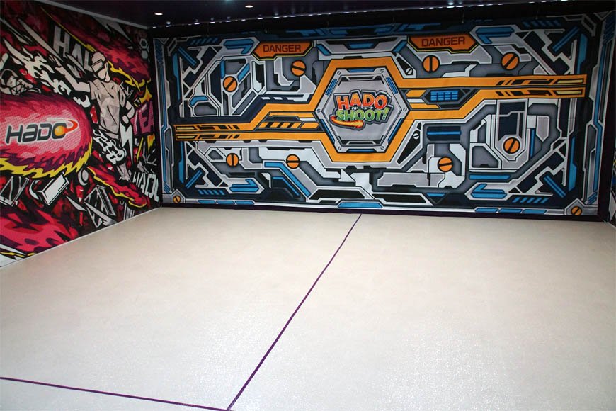 ARゲーム「HADO」は両サイドに分かれて対戦する