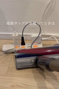 「真似させていただきます！」100均のアイテムを使って→〈電源タップ・コード・家電〉をスッキリ浮かせる！掃除もラクラクに