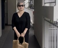 「黒のVネックワンピース」の着こなしがおしゃれ！【60代マダム】夏のエレガントな“軽やかコーデ”に注目
