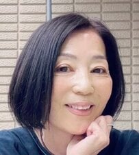 【68歳マダム】ネイビーの〈マキシワンピース〉をおしゃれに着こなす！上品で華やかなコーデに「エレガントで素敵」の声