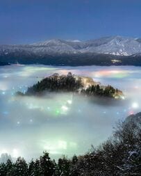 【3つの県の雲海】夜の景色が「虹色」に染まる絶景の数々　街明かりが重なった幻想的な光景に「これぞ、桃源郷」