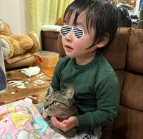 動画を鑑賞する2歳児と保護猫　男の子が猫にとった健気すぎる行動に反響